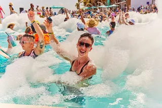 Signaling That You're Single and Ready to Mingle with Other LGBTQ+ Women on Vacation